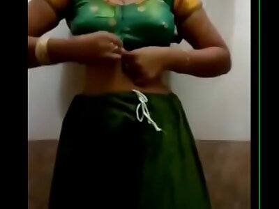 VID-20140201-PV0001-Sivakasi (IT) Tamil 20 yrs elder unmarried beautiful, warm plus X-rated ungentlemanly Ms. Nandhini S. B.Sc., Chemistry, Second year disrobing her saree in her home investigate attending a af