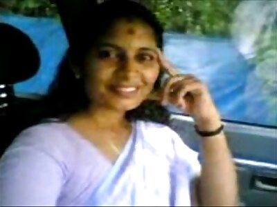 Kerala Aunty Shanthi boob Show in Omni Car