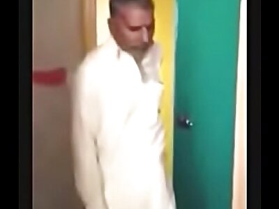 pakistani aunty fucked by ﻿2 old dude