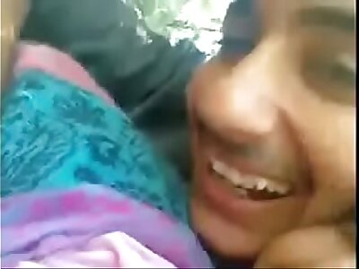Desi girlfriend bunks college and gets mammories squeezed by boyfriend outside